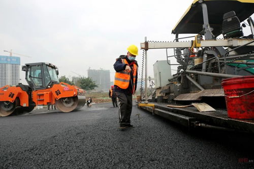 再加速！成都大運(yùn)會(huì)直聯(lián)通道啟動(dòng)瀝青鋪設(shè)，助力普通道路貨物運(yùn)輸代理高效暢行